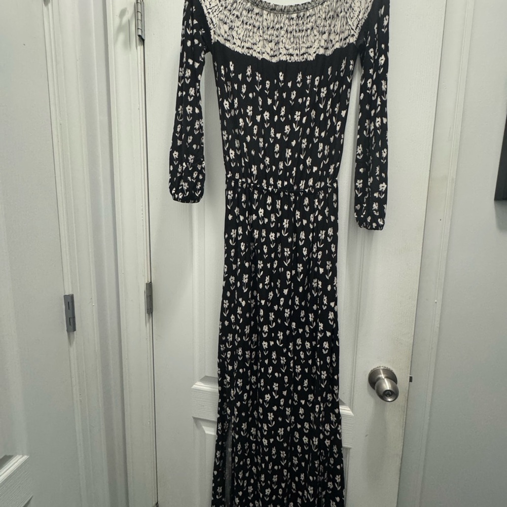 Chic Black and White Patterned Long Sleeve Dress